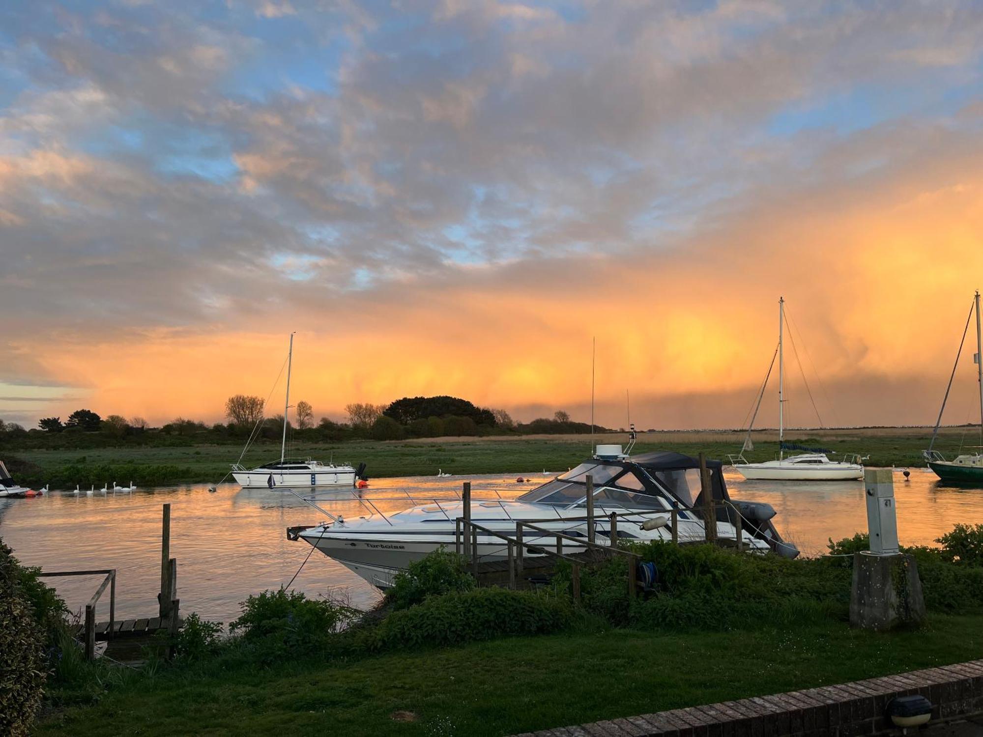 Hot Tub With A View - Christchurch Harbour Екстериор снимка