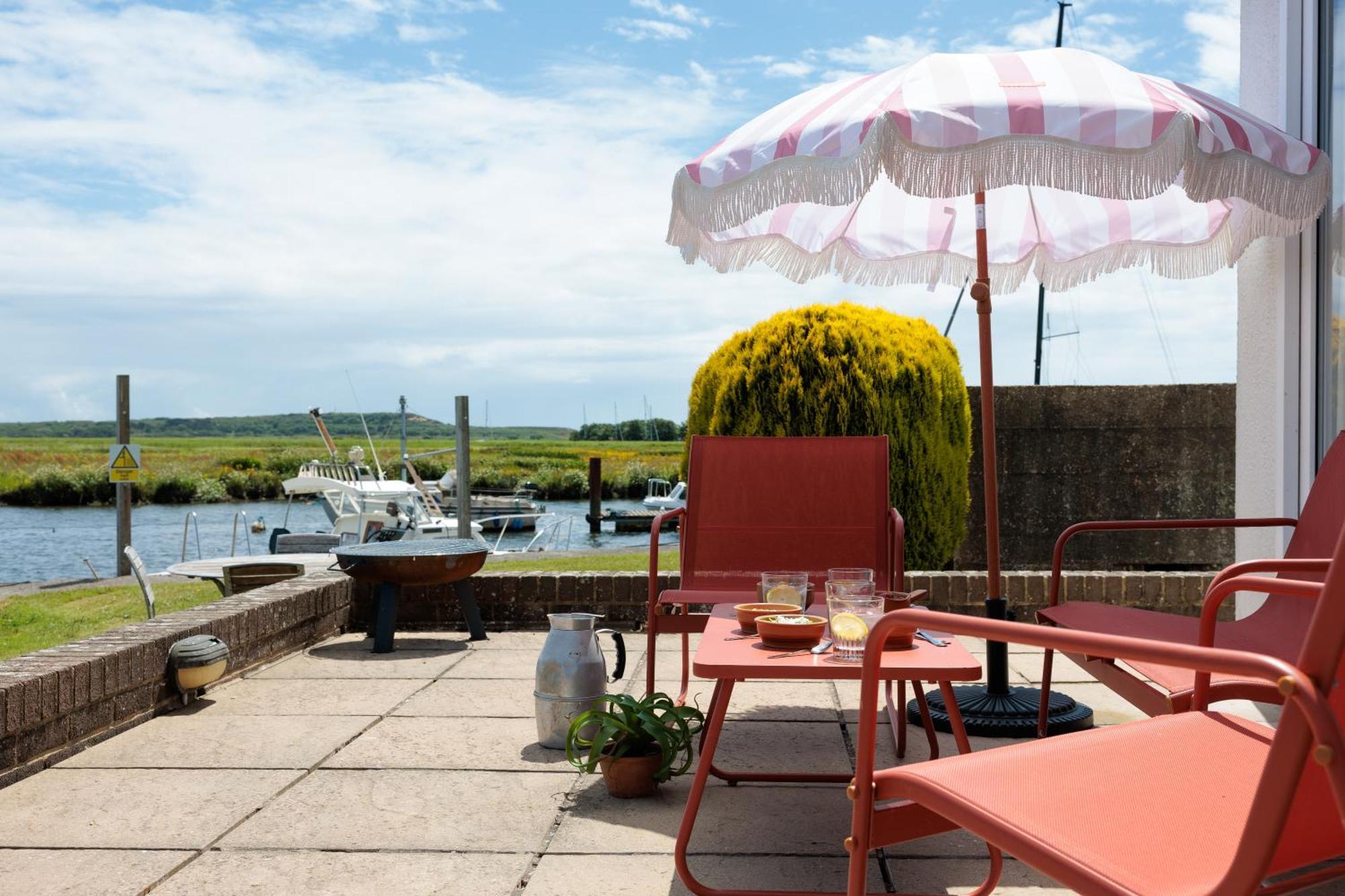 Hot Tub With A View - Christchurch Harbour Екстериор снимка