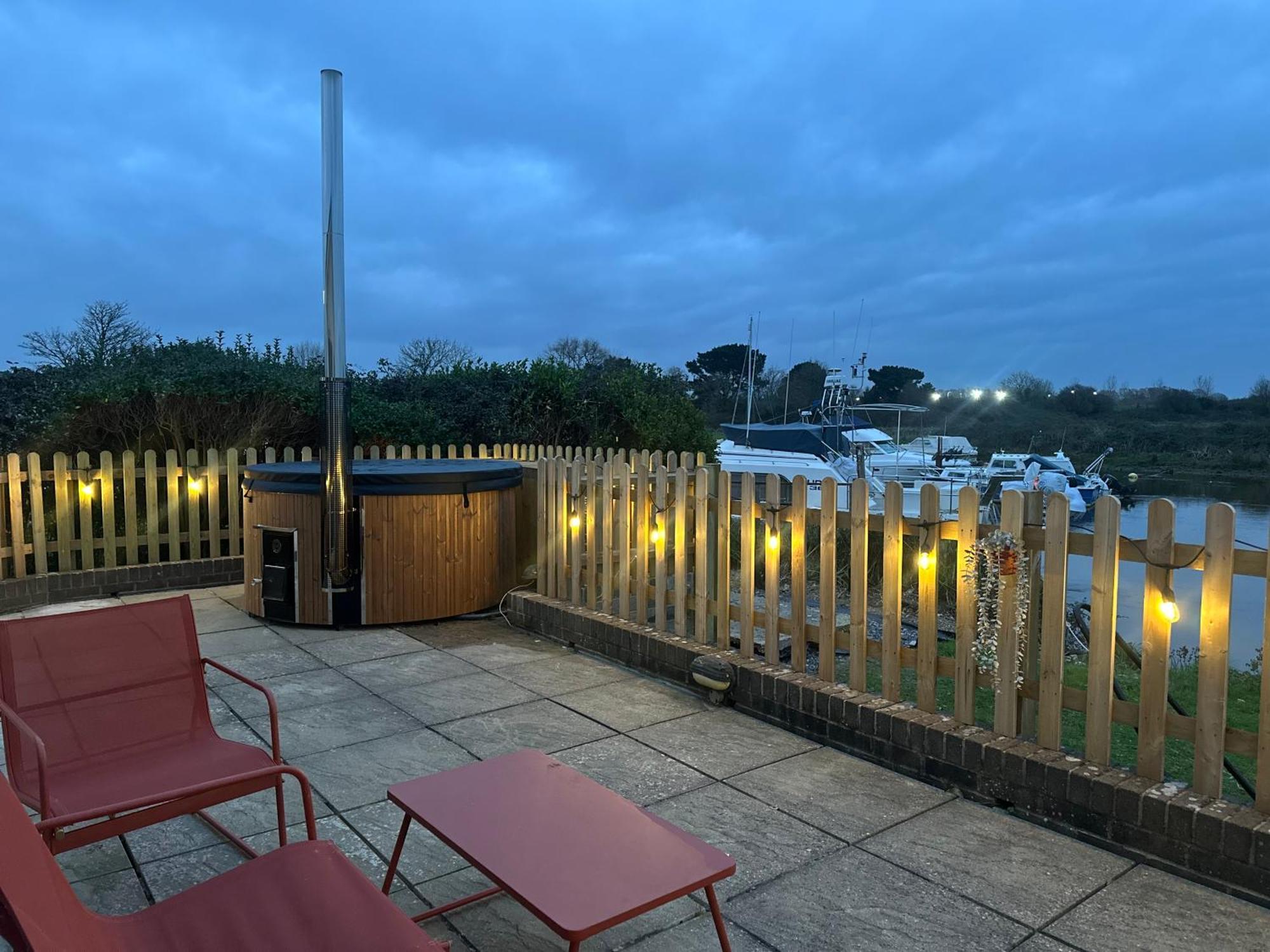 Hot Tub With A View - Christchurch Harbour Екстериор снимка