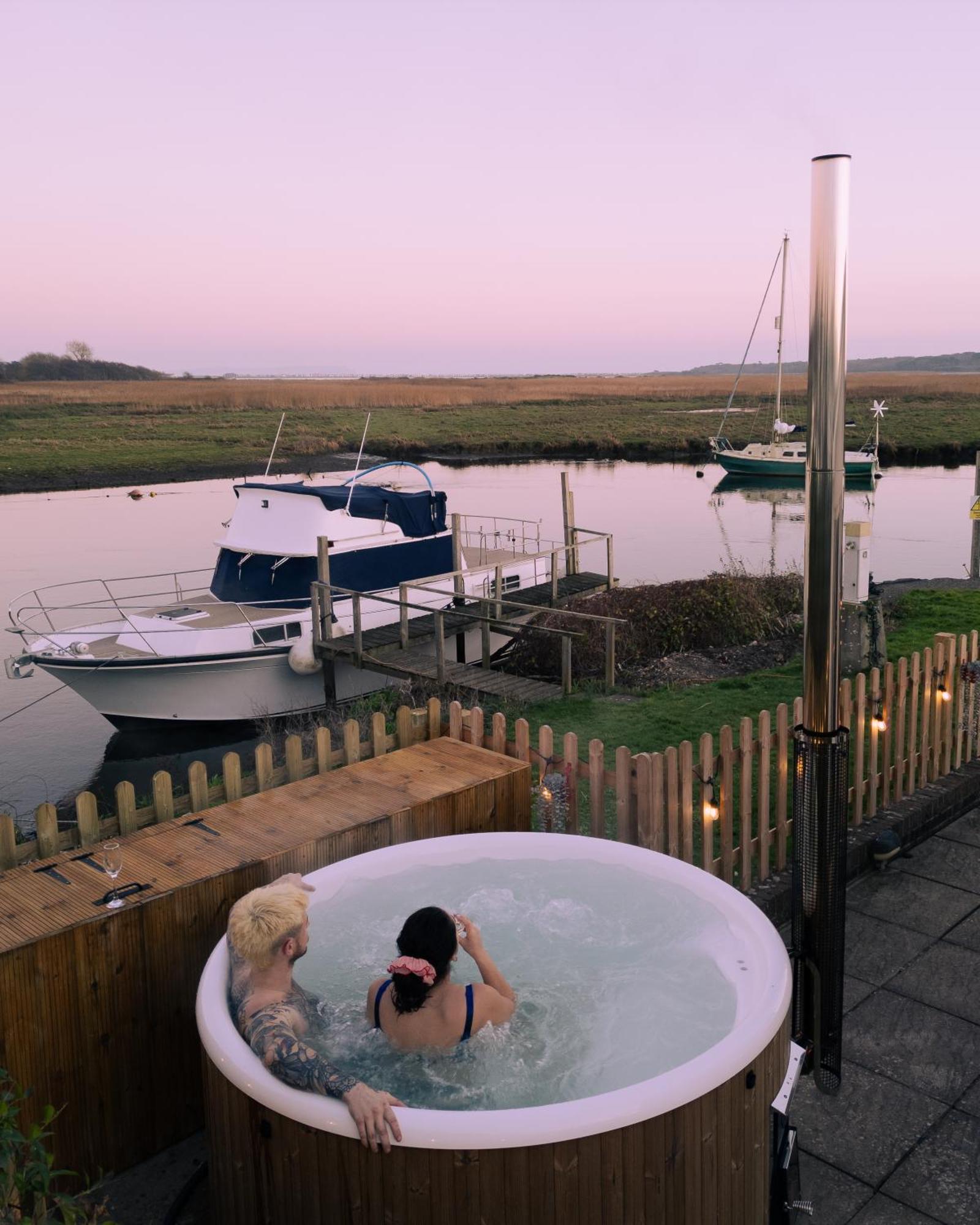 Hot Tub With A View - Christchurch Harbour Екстериор снимка