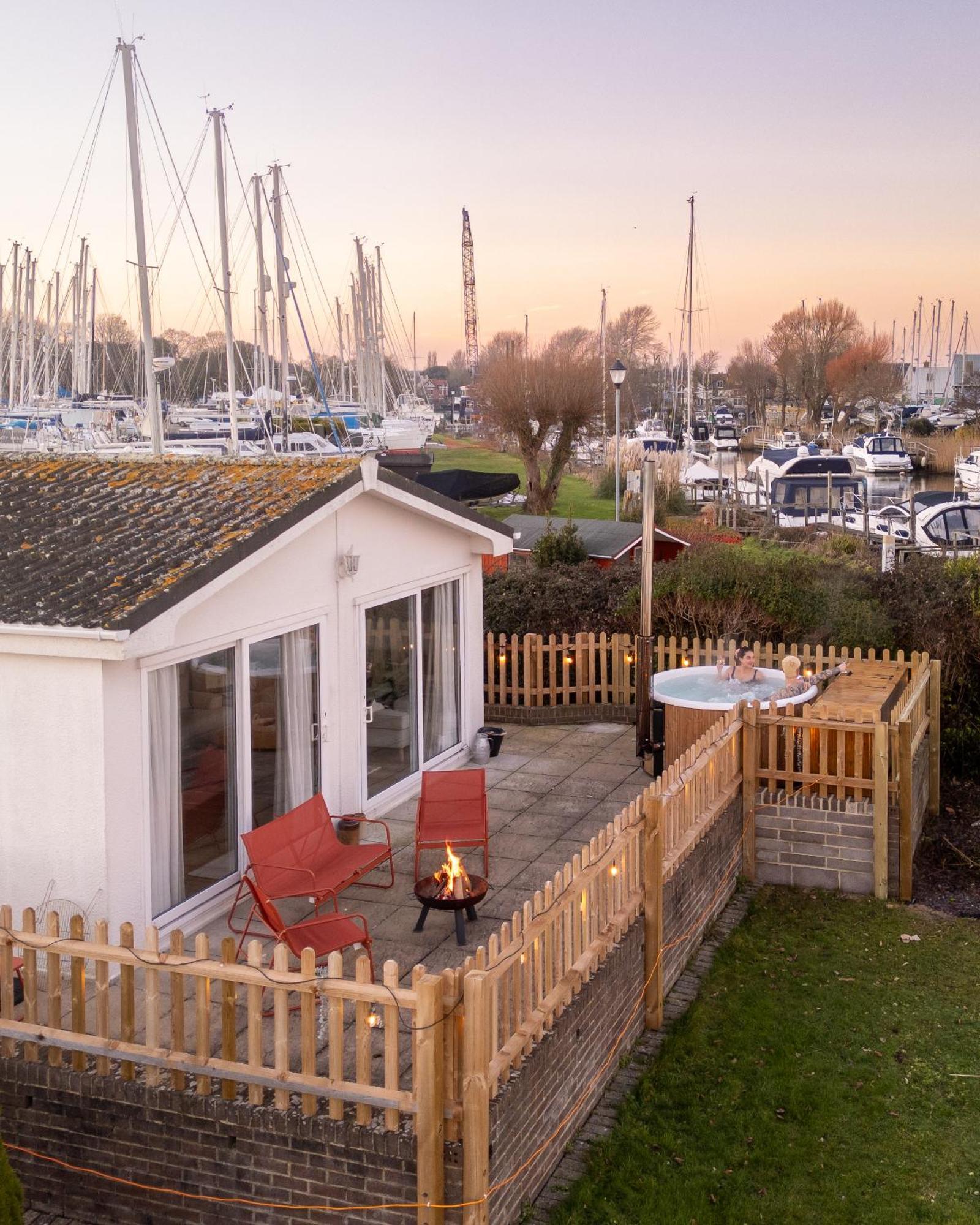 Hot Tub With A View - Christchurch Harbour Екстериор снимка